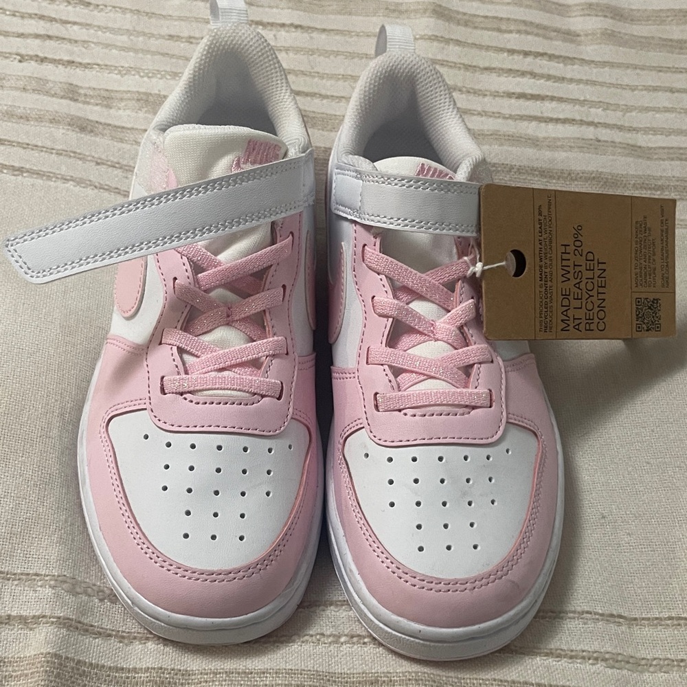 Nike Kids Sneakers in Soft Pink and White